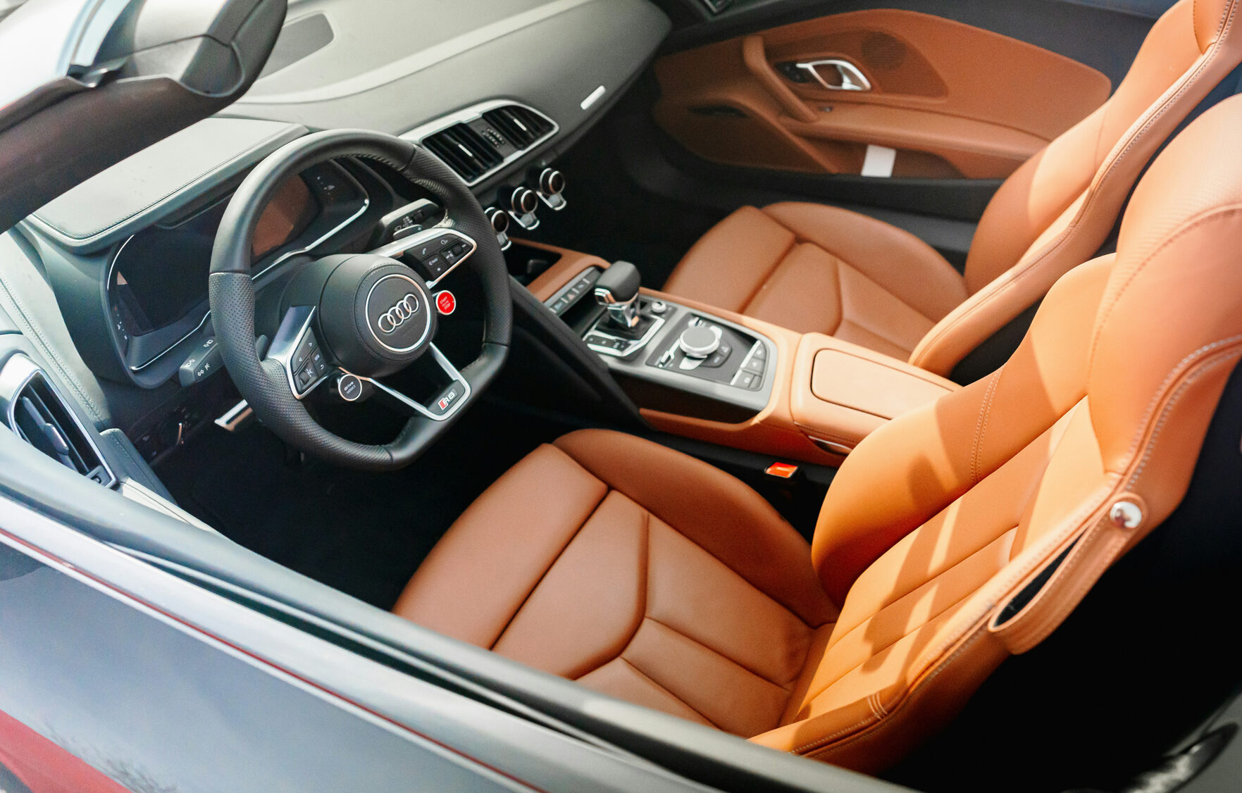 Bürste reinigt Autositze aus Stoff