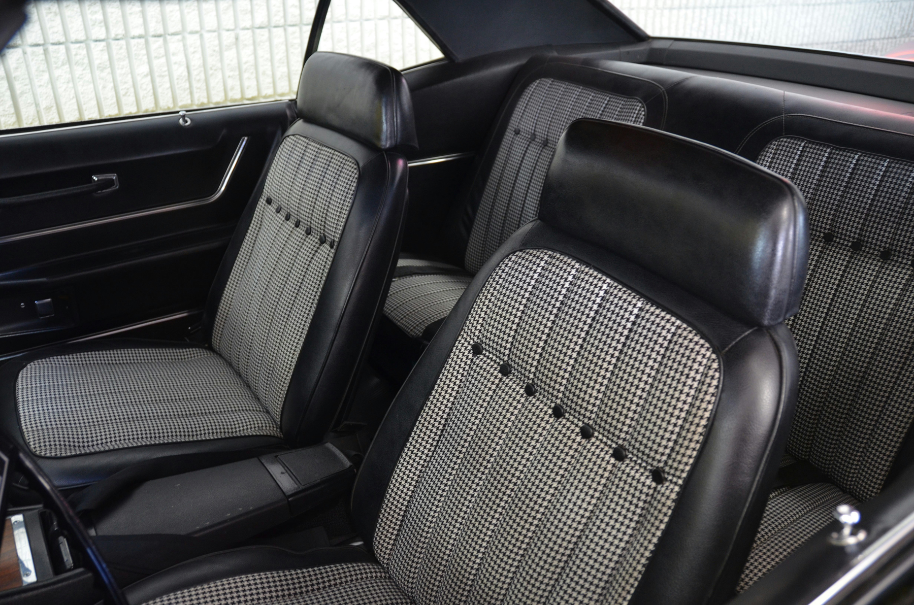 Schaum wird auf Autositz aufgetragen