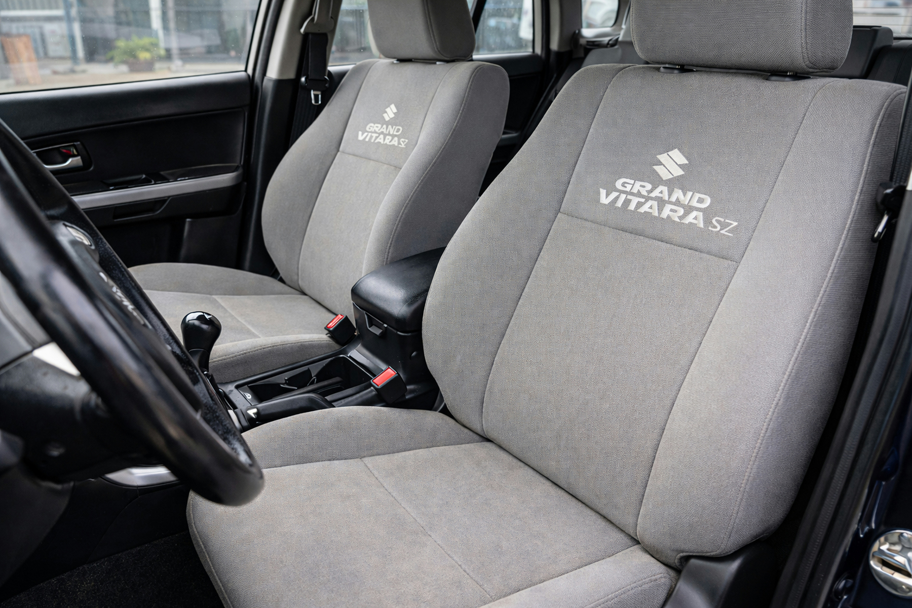 Autositze werden von Hand gereinigt