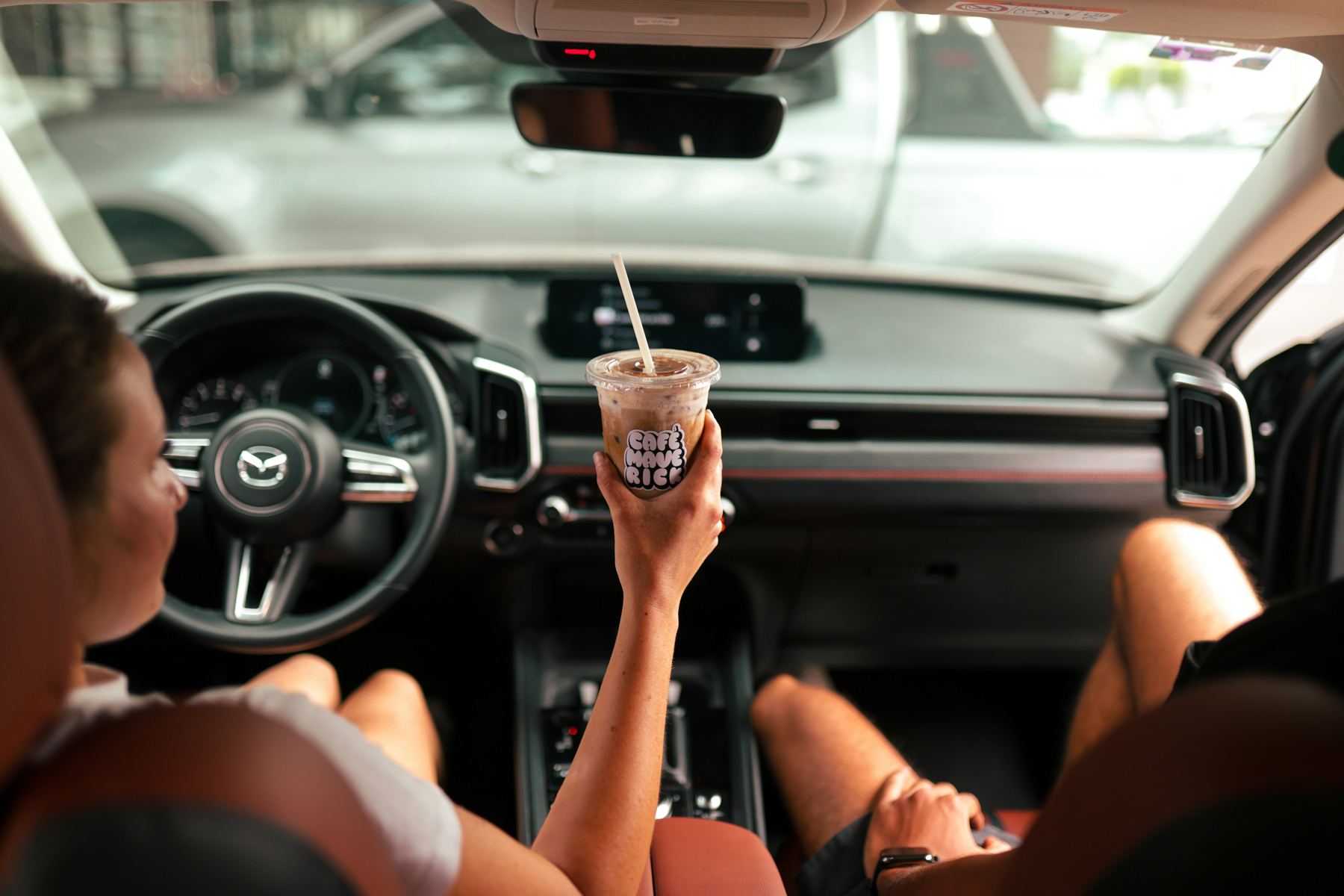 Kaffeefleck auf Autositz aus Stoff