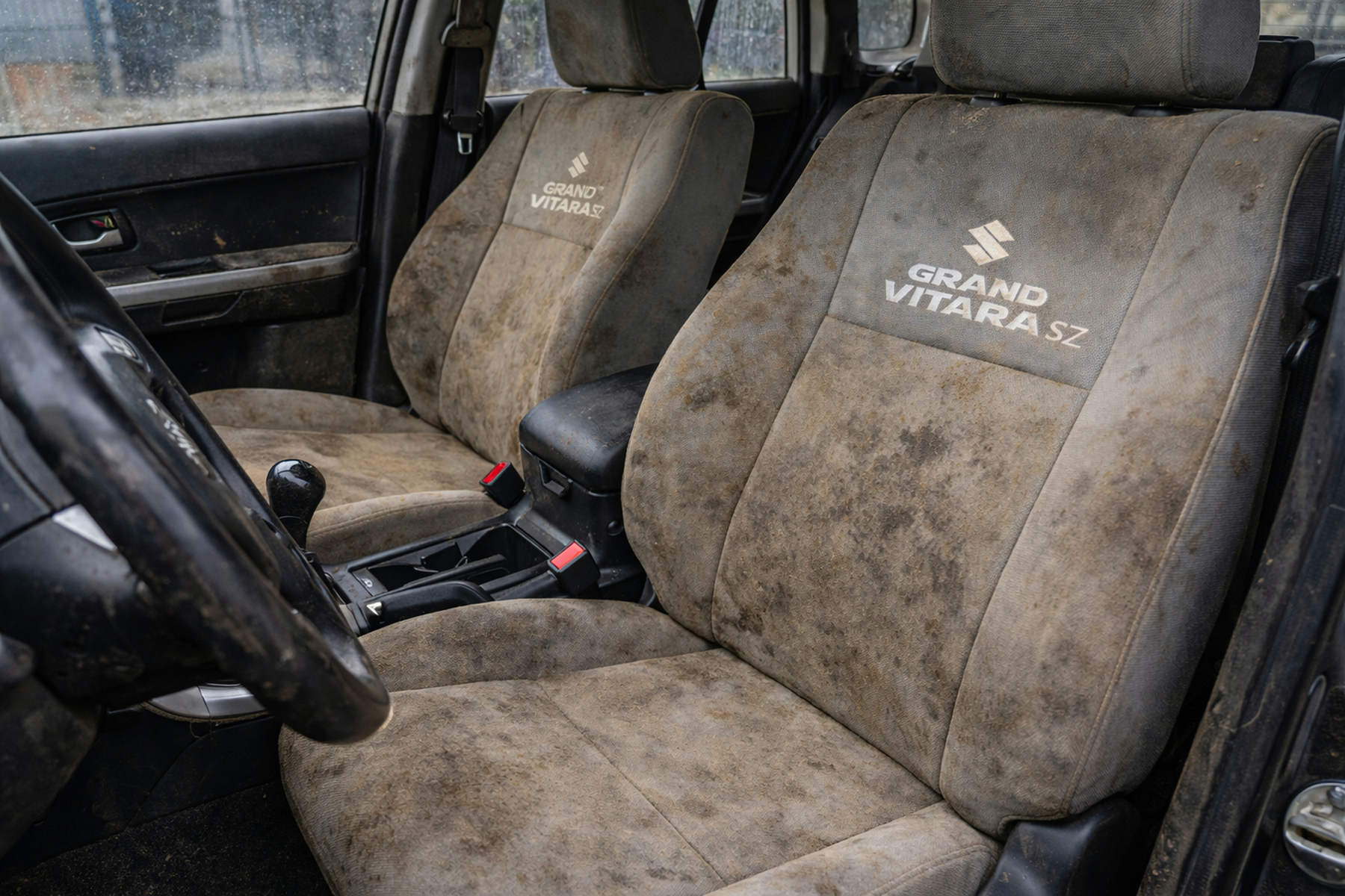 Schmutzige Autositze mit Schlamm